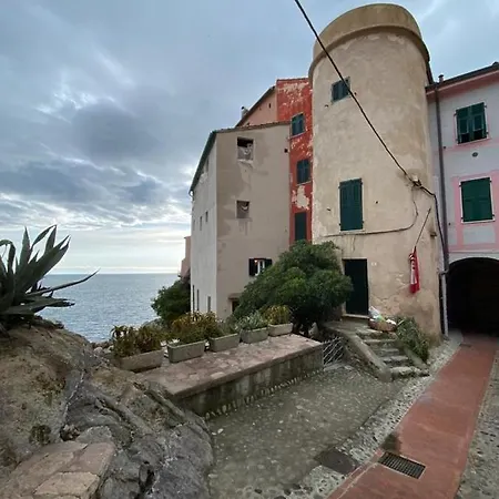 La Torre Saracena Di - Confirenthouse Daire Tellaro